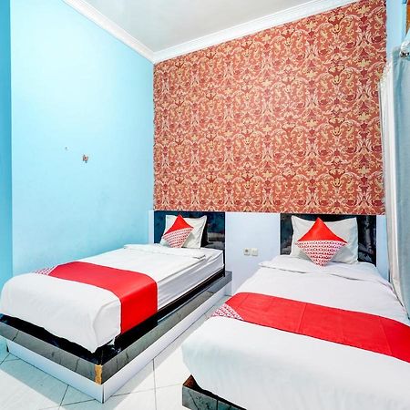 Oyo 3710 Izzi Hotel Lamongan Extérieur photo