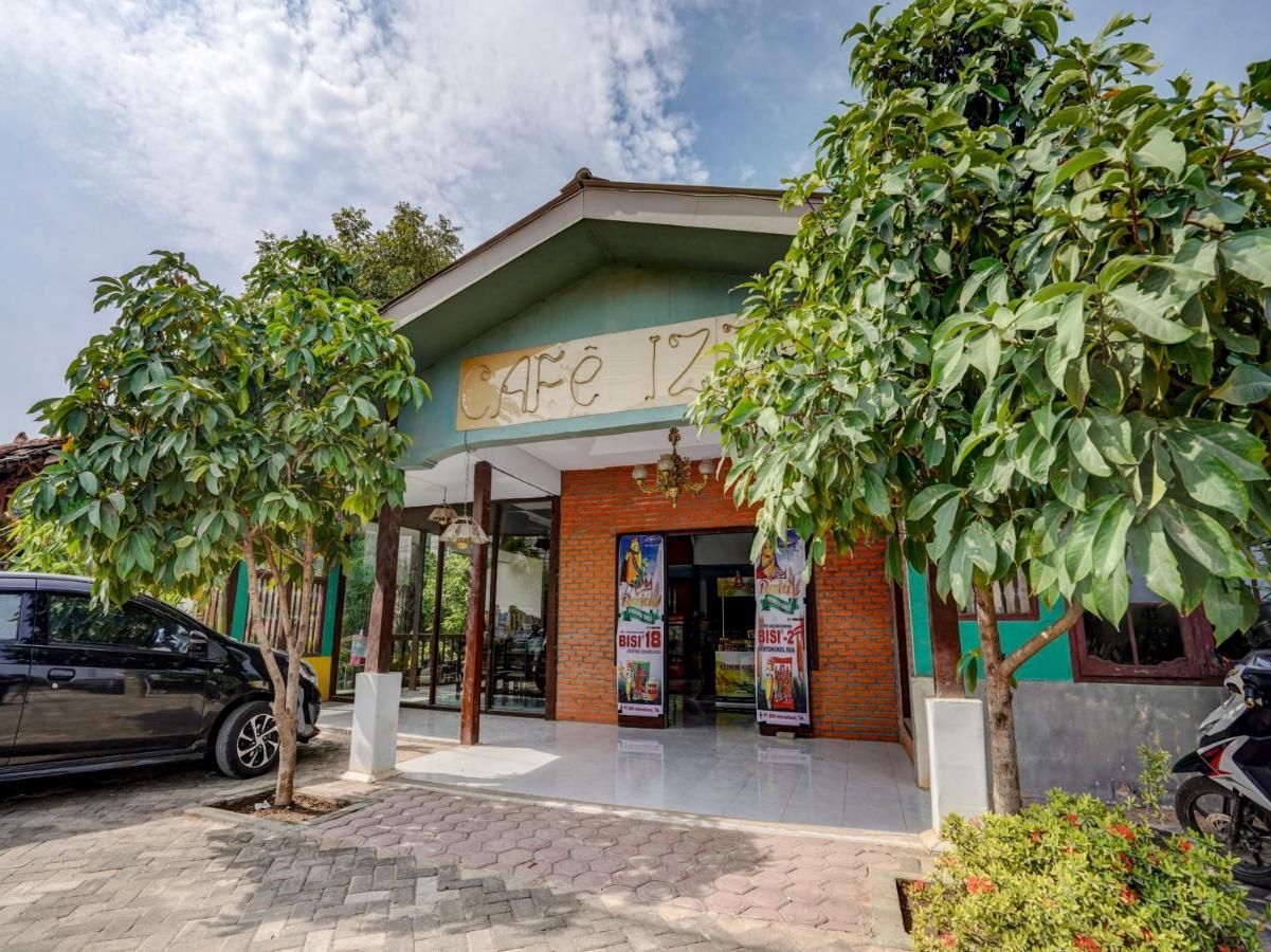 Oyo 3710 Izzi Hotel Lamongan Extérieur photo