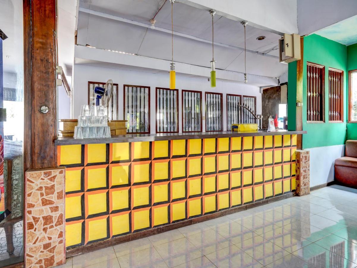 Oyo 3710 Izzi Hotel Lamongan Extérieur photo