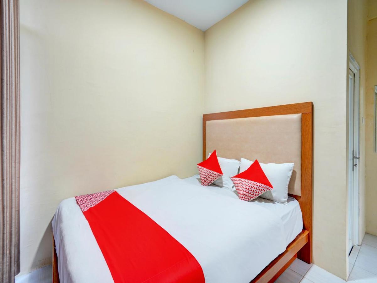 Oyo 3710 Izzi Hotel Lamongan Extérieur photo