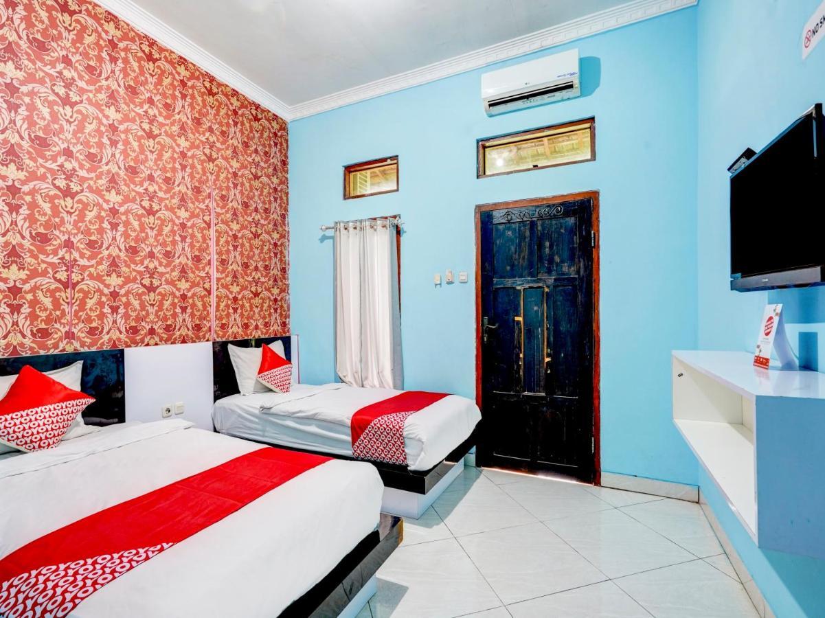 Oyo 3710 Izzi Hotel Lamongan Extérieur photo