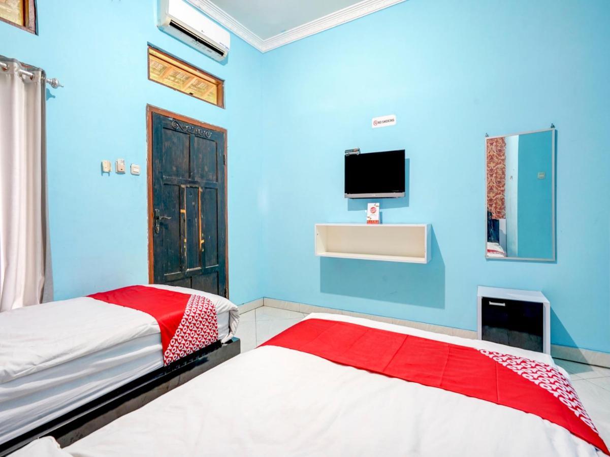 Oyo 3710 Izzi Hotel Lamongan Extérieur photo