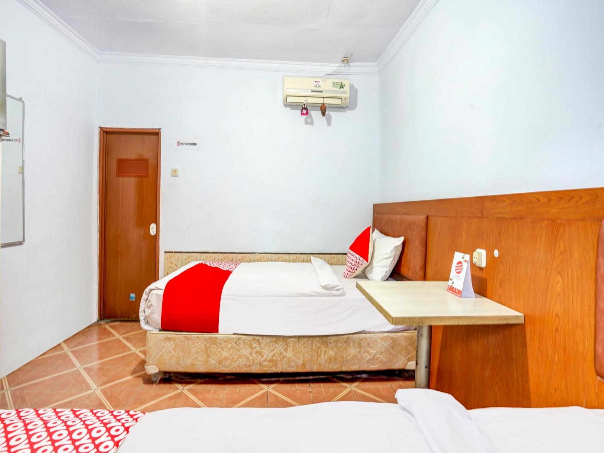 Oyo 3710 Izzi Hotel Lamongan Extérieur photo