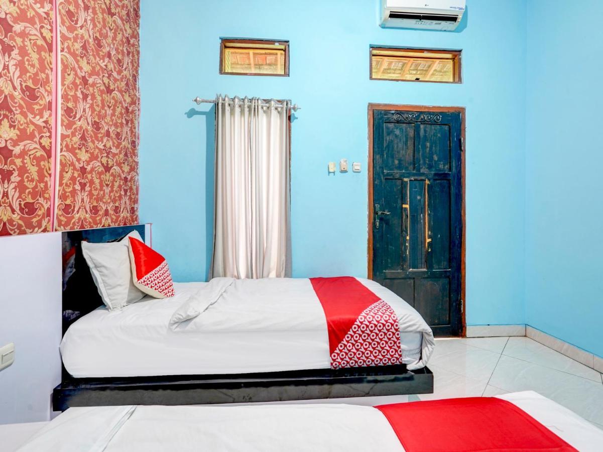 Oyo 3710 Izzi Hotel Lamongan Extérieur photo