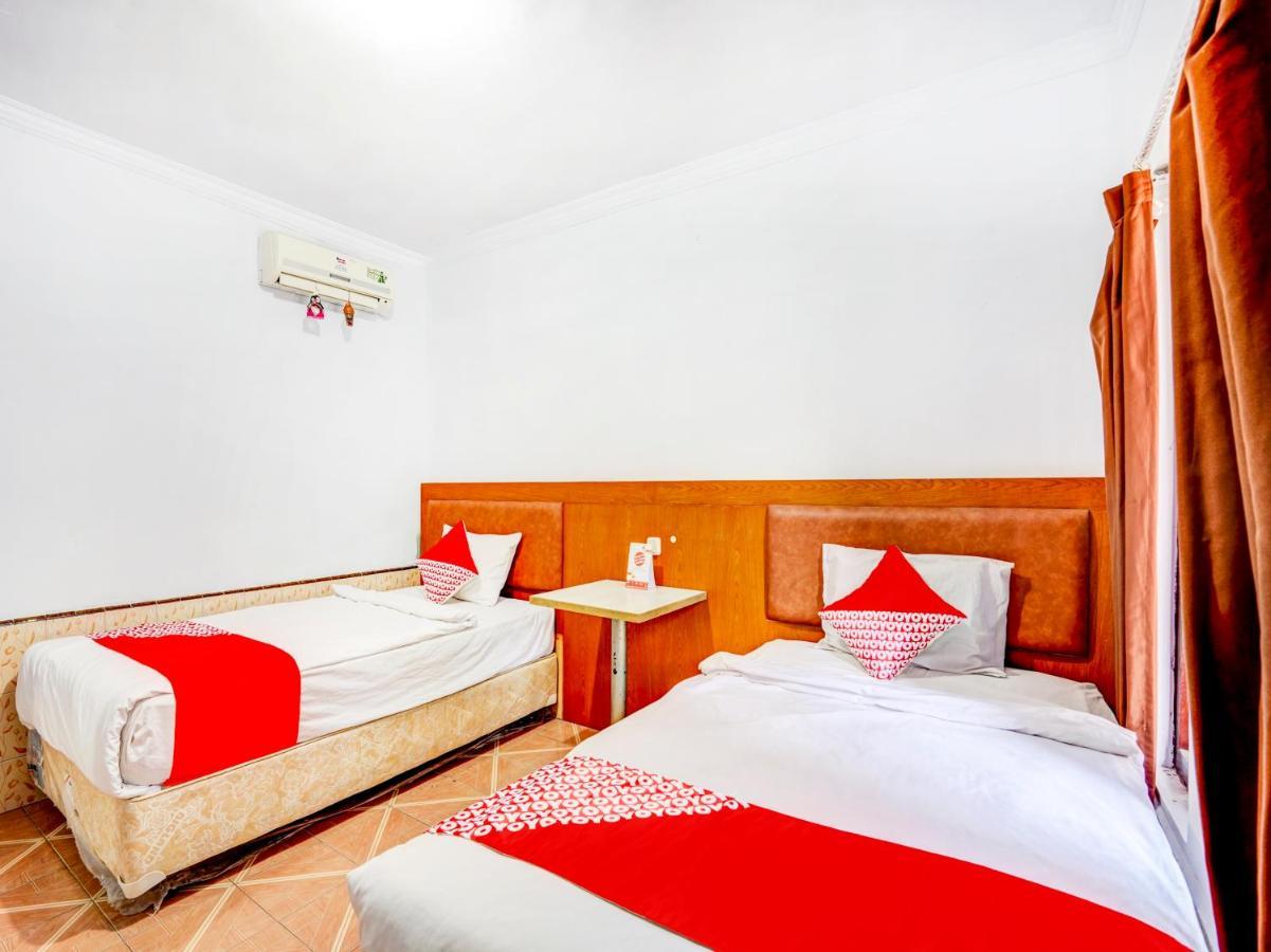 Oyo 3710 Izzi Hotel Lamongan Extérieur photo