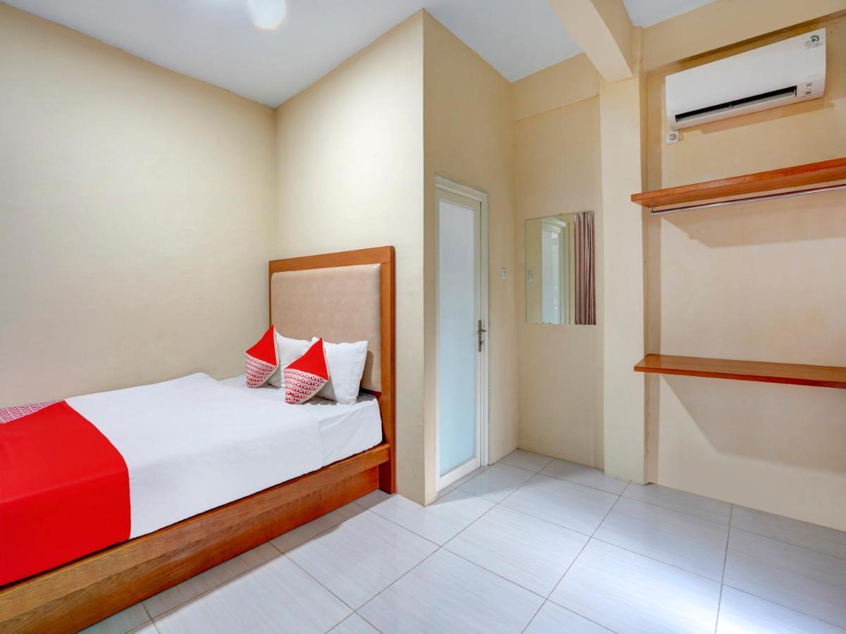 Oyo 3710 Izzi Hotel Lamongan Extérieur photo